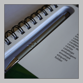 Caderno com recorte para caneta no miolo